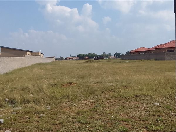 1 030 m² Land