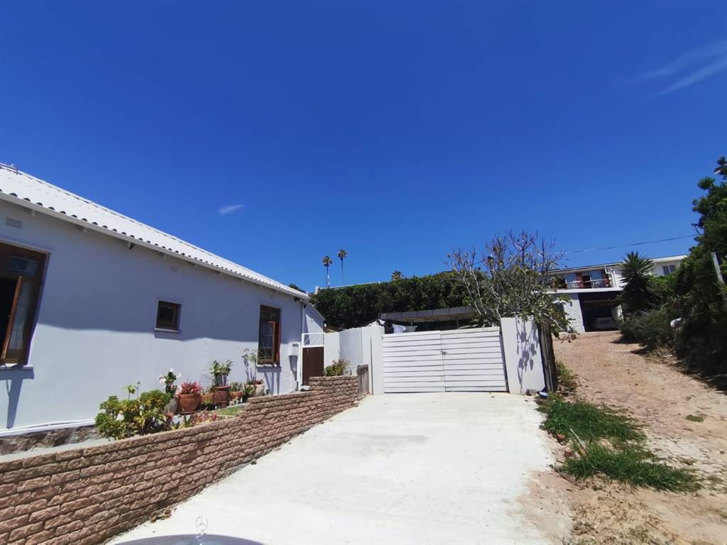 4 Bed House in Mossel Bay photo number 2