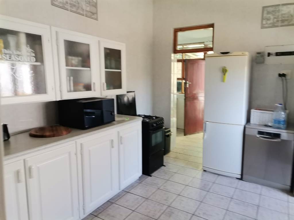 4 Bed House in Mossel Bay photo number 5