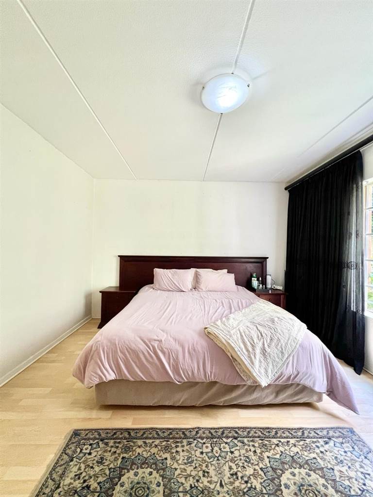 2 Bed Apartment in Broadacres photo number 14