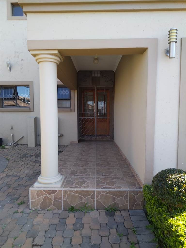 4 Bed House in Olievenhoutbosch photo number 15