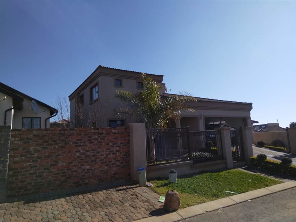 4 Bed House in Olievenhoutbosch photo number 11
