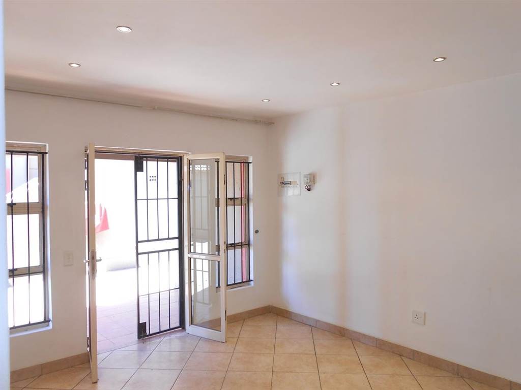 3 Bed Townhouse in Lenasia photo number 7