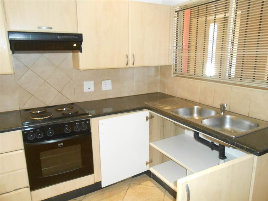 3 Bed Townhouse in Lenasia photo number 4