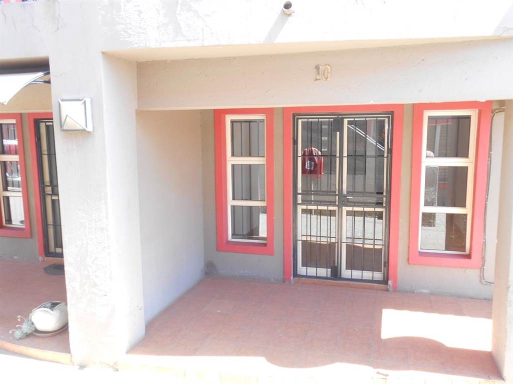 3 Bed Townhouse in Lenasia photo number 3