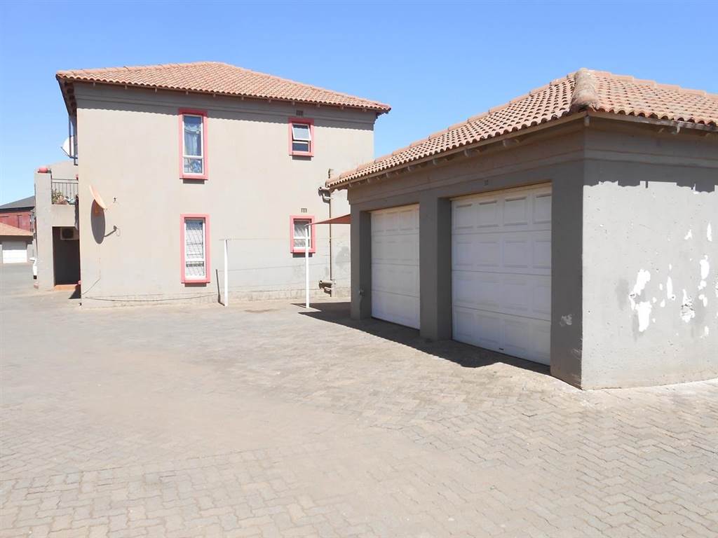 3 Bed Townhouse in Lenasia photo number 23