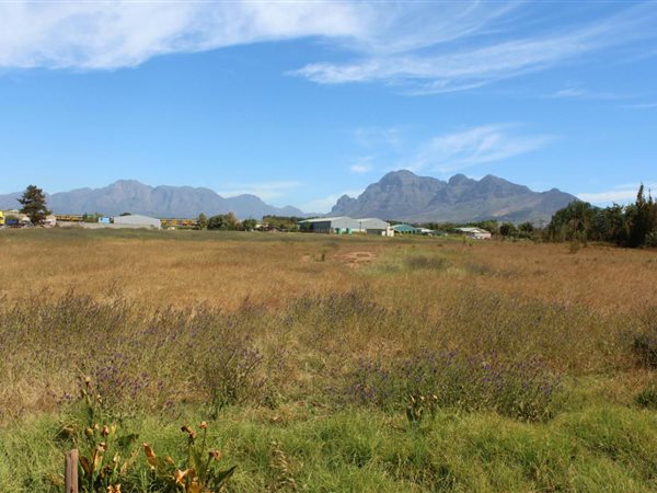 2.2 ha Land available in Paarl