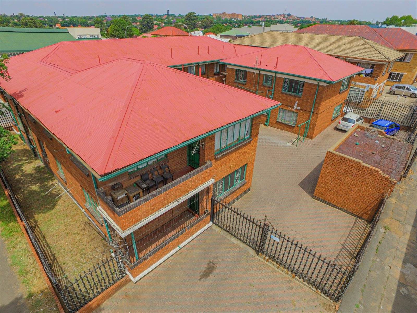 18 Bed Duplex in Rosettenville photo number 5