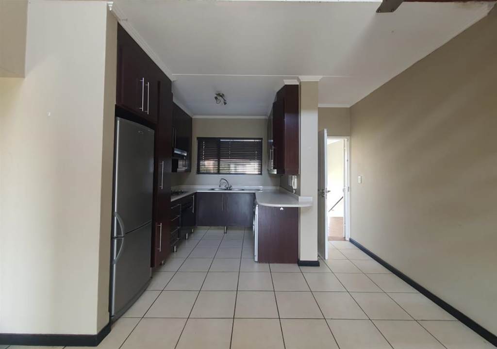3 Bed Apartment in Greenstone Hill photo number 8