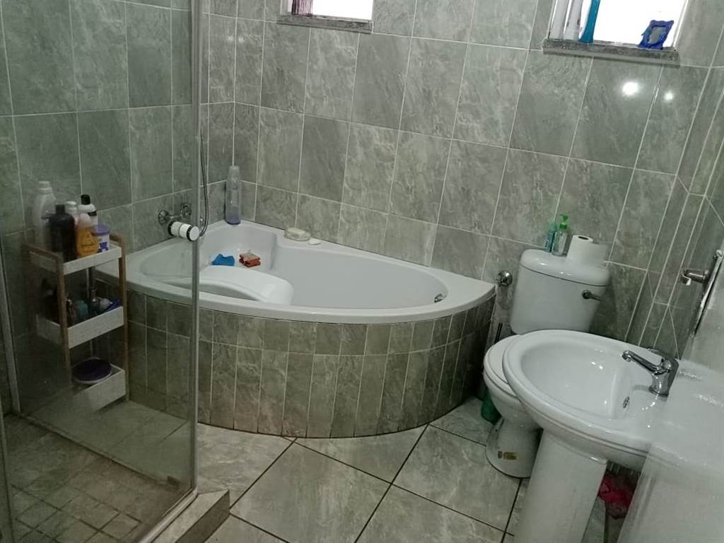 2 Bed Apartment in Germiston Central photo number 22
