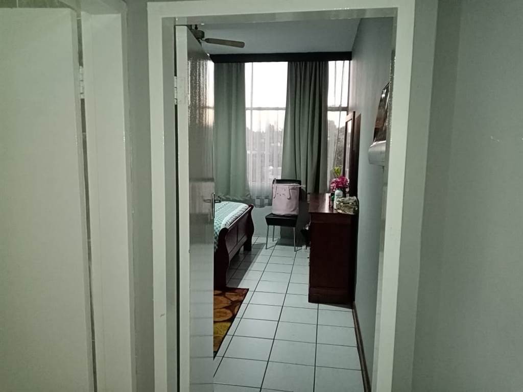 2 Bed Apartment in Germiston Central photo number 10