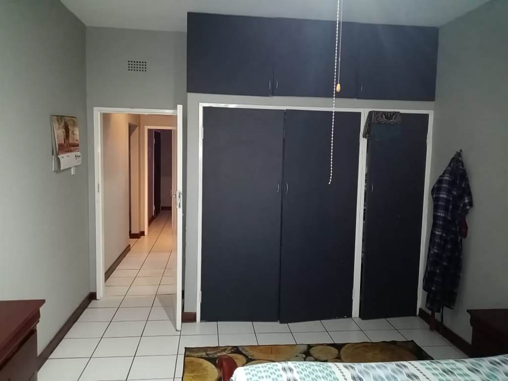 2 Bed Apartment in Germiston Central photo number 21