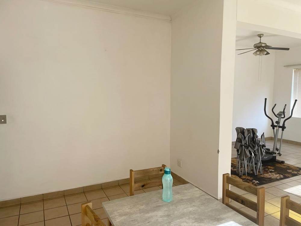 2 Bed Apartment in Ladismith photo number 5