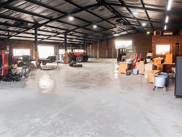 925  m² Industrial space in Pentrich