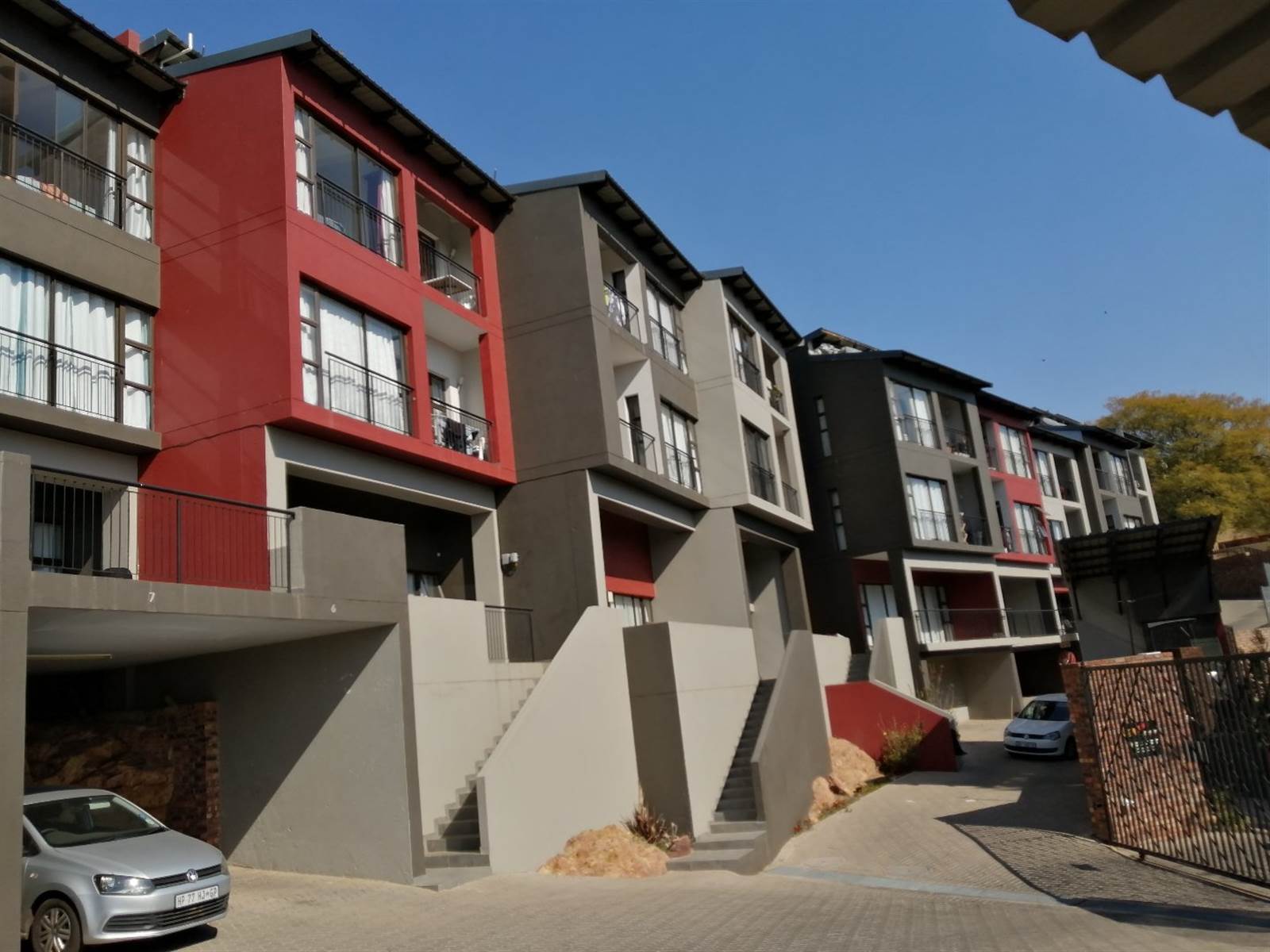 1 Bed Apartment in Roodepoort Central photo number 1