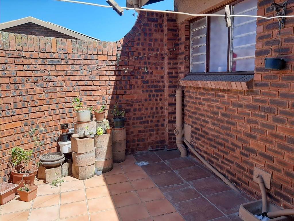 3 Bed Townhouse in Amanzimtoti photo number 5