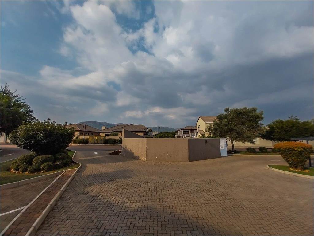 1 Bed Townhouse in Hartbeespoort Dam photo number 17