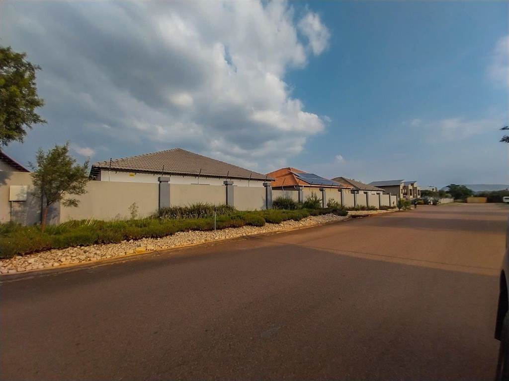 1 Bed Townhouse in Hartbeespoort Dam photo number 21