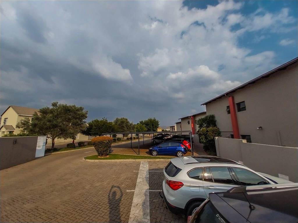 1 Bed Townhouse in Hartbeespoort Dam photo number 18