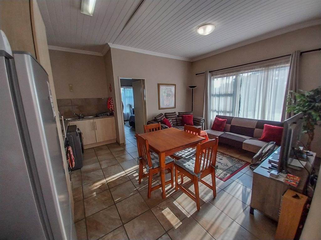 1 Bed Townhouse in Hartbeespoort Dam photo number 4