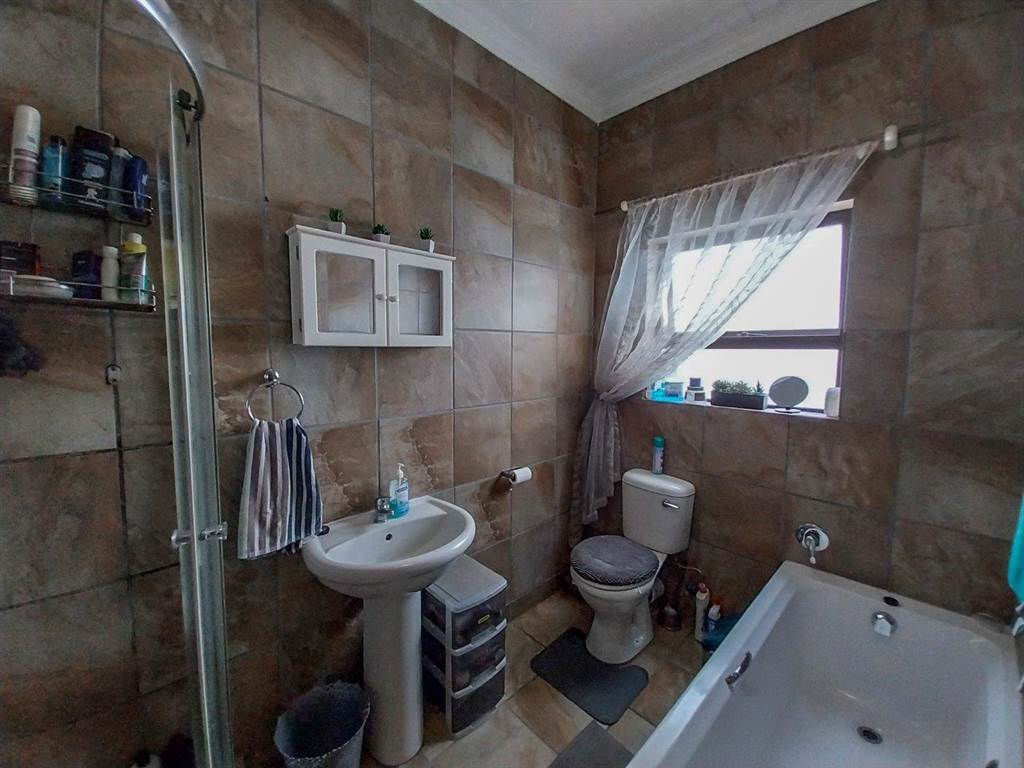 1 Bed Townhouse in Hartbeespoort Dam photo number 5