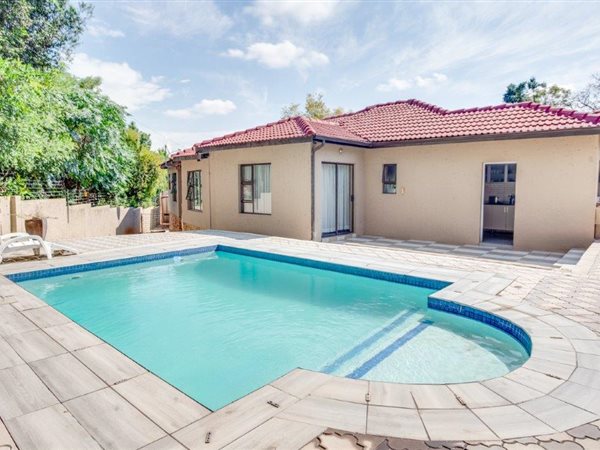 5 Bed House in Olivedale