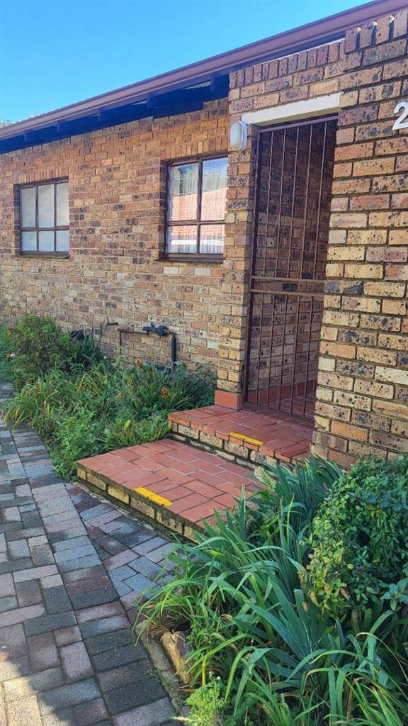 1 Bed Townhouse in Ontdekkers Park photo number 12