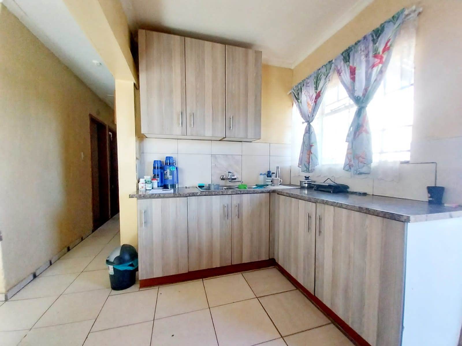 2 Bed House in Klipspruit photo number 8