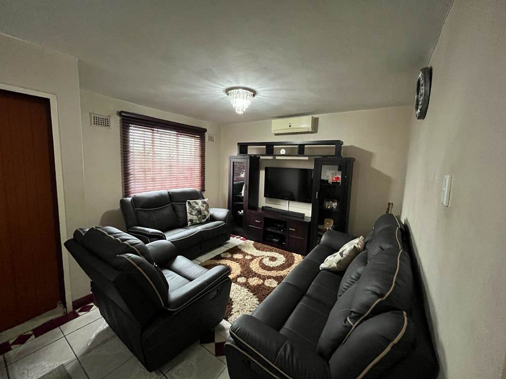 3 Bed House in Longcroft photo number 4