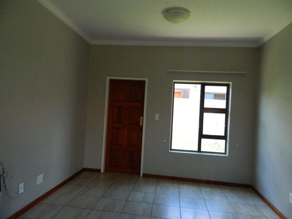 3 Bed Townhouse in Trichardt photo number 3