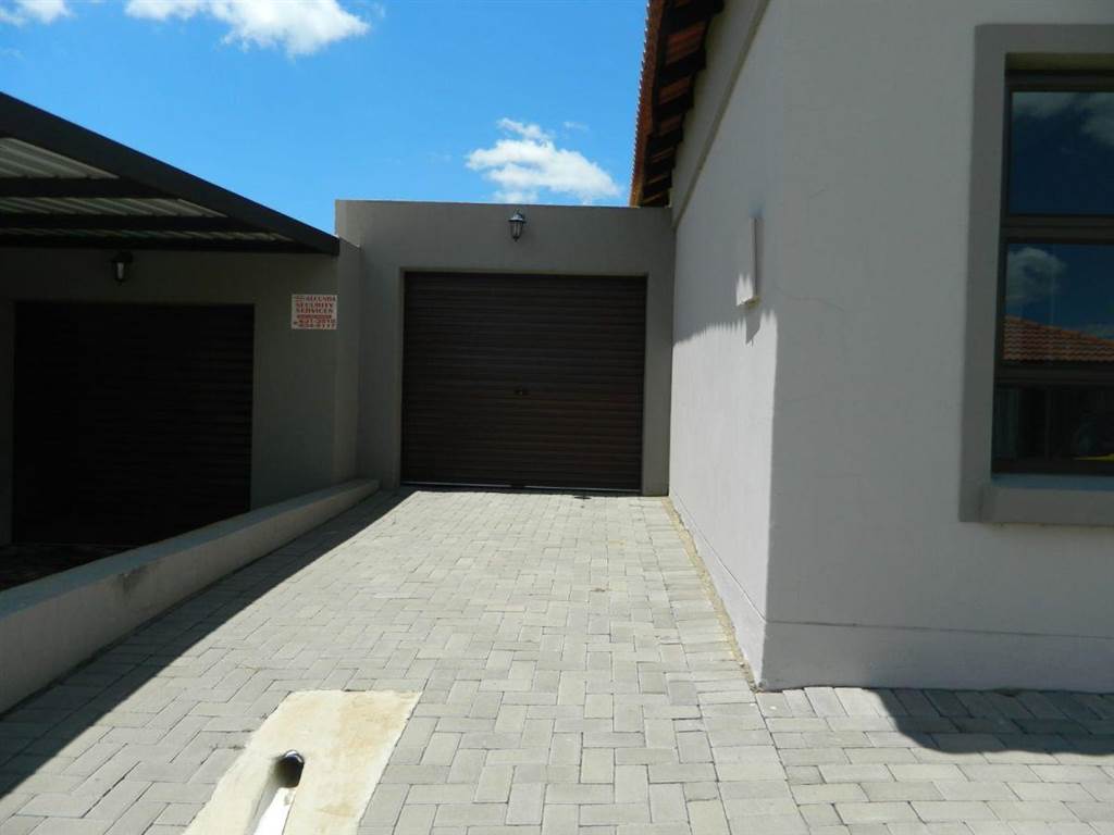 3 Bed Townhouse in Trichardt photo number 8