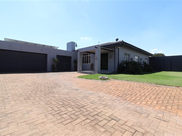 4 Bed House in Selection Park