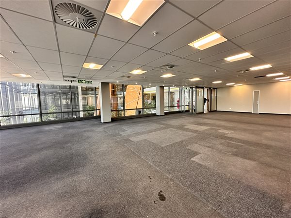 809  m² Commercial space