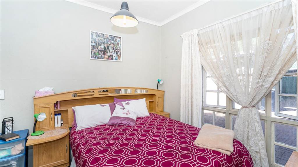 4 Bed House in Kempton Park Central photo number 16