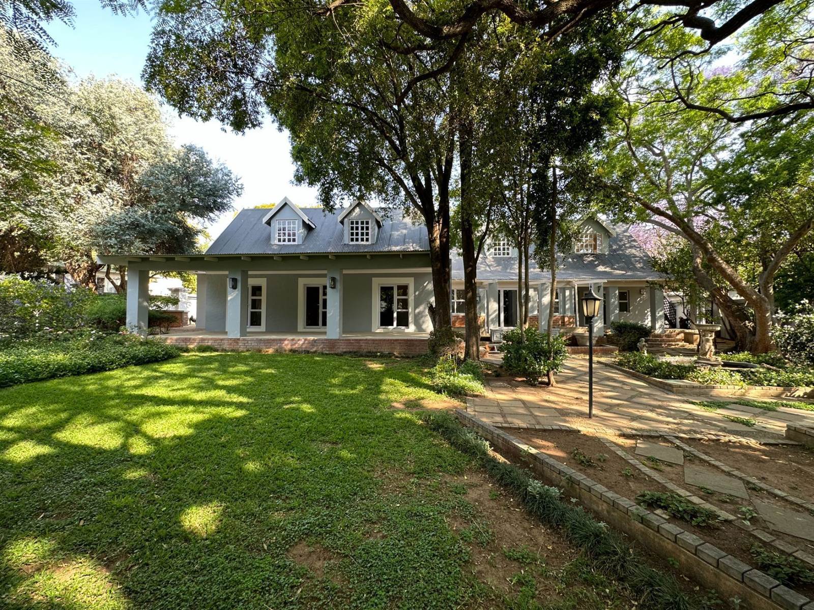 6 Bed House in Waterkloof photo number 1