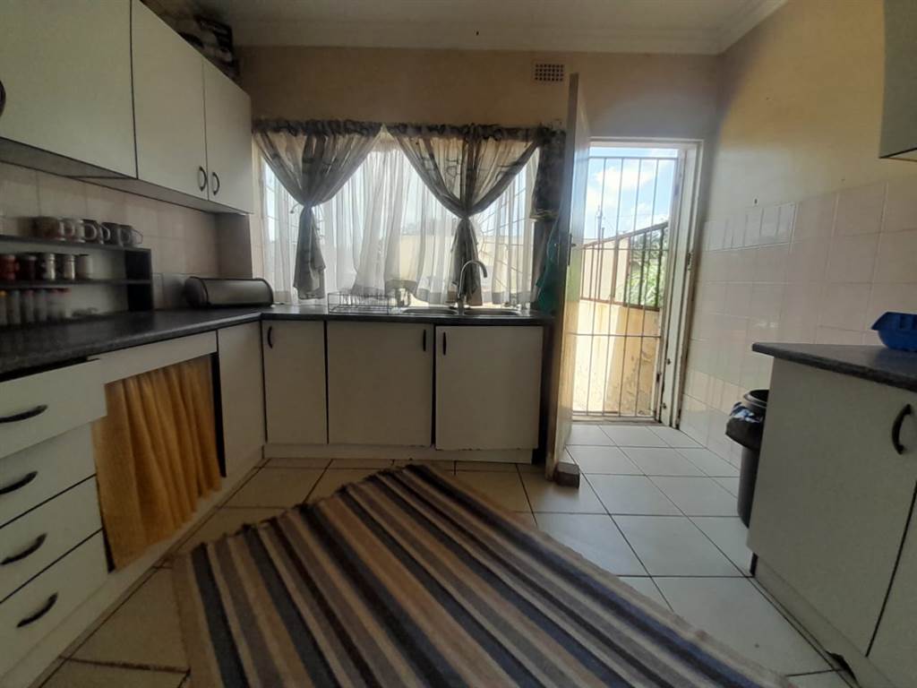 11 Bed House in Boksburg North photo number 5