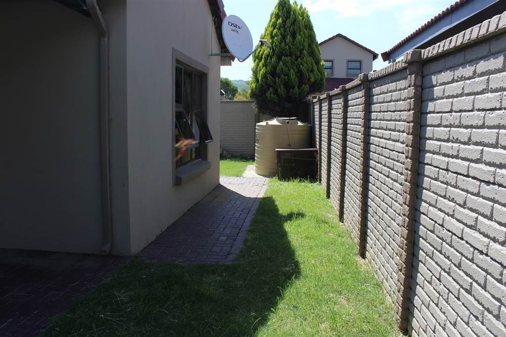 4 Bed House in Waterkloof East photo number 13