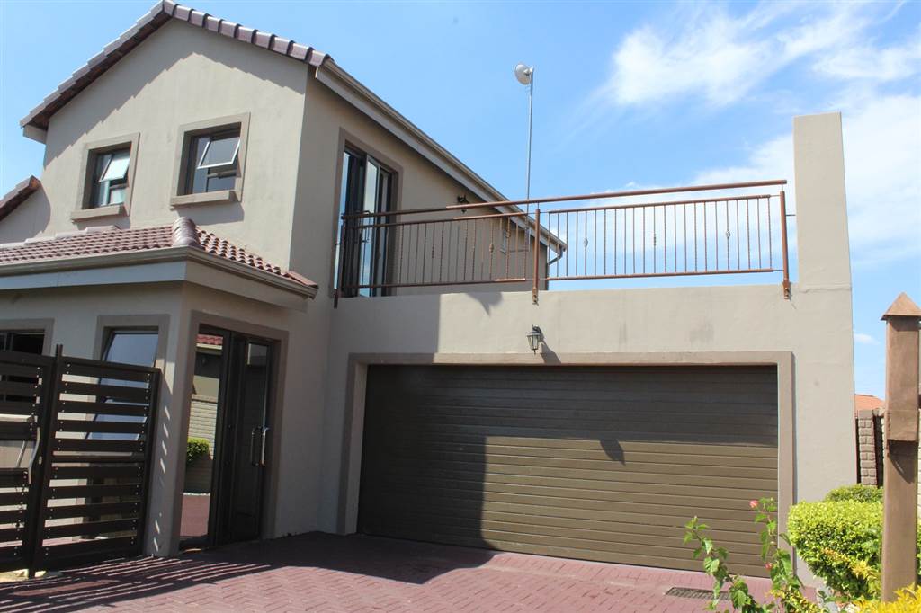 4 Bed House in Waterkloof East photo number 2