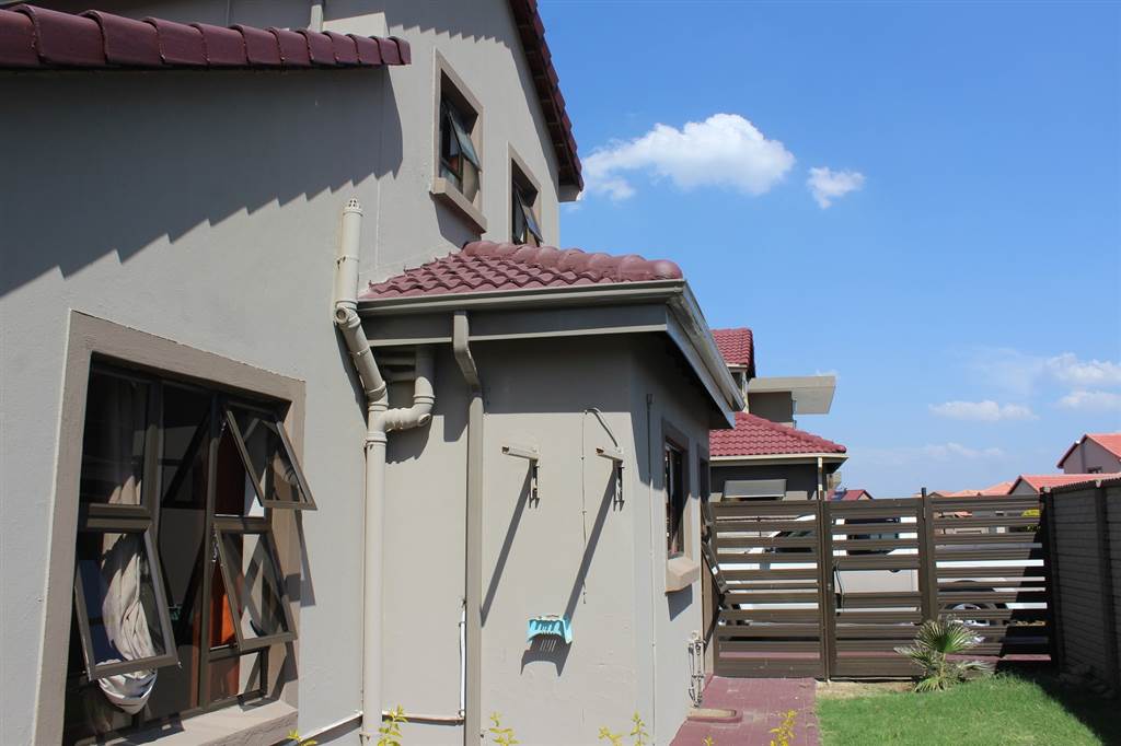 4 Bed House in Waterkloof East photo number 21