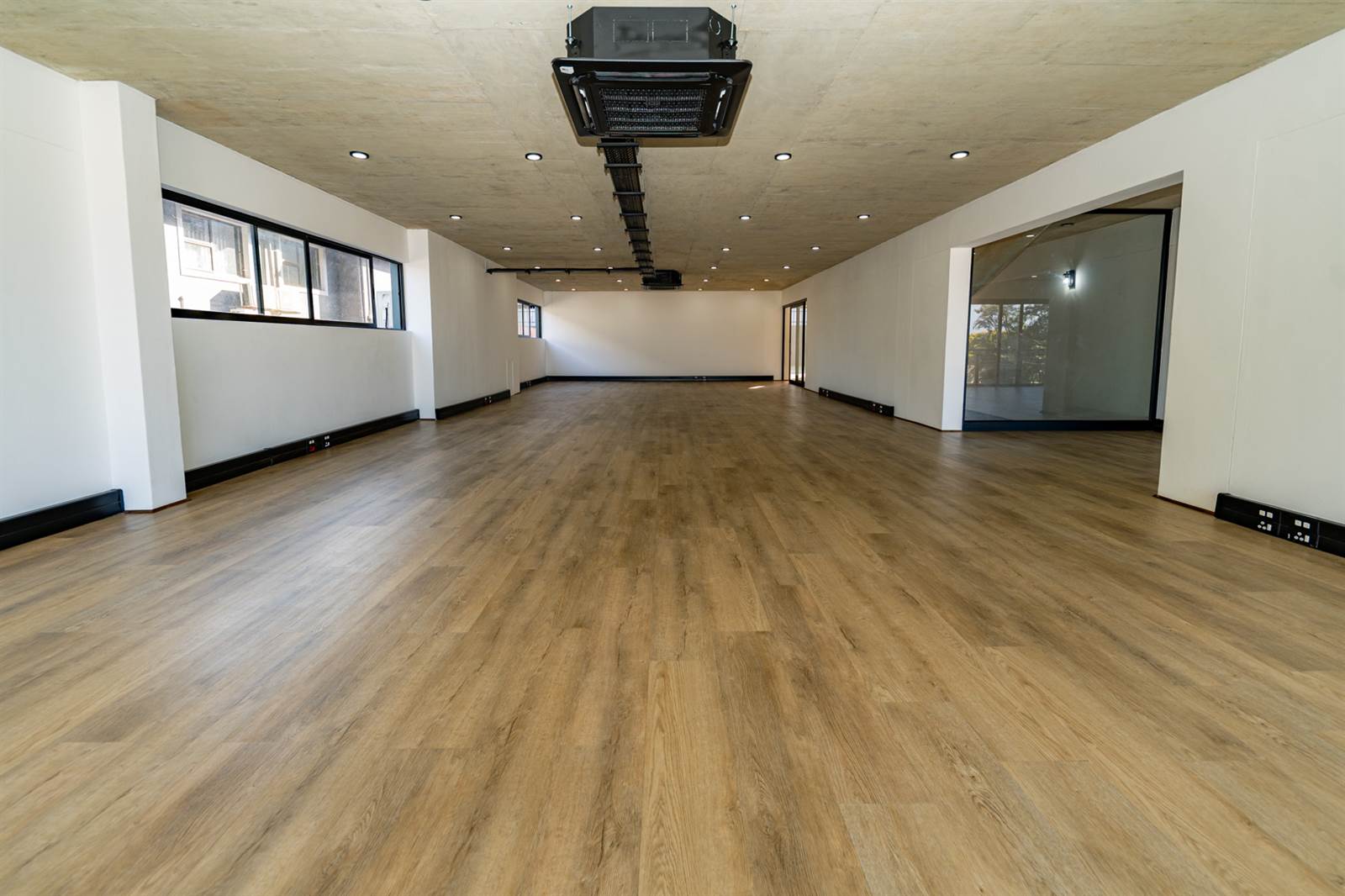 750  m² Commercial space in Durban North photo number 23
