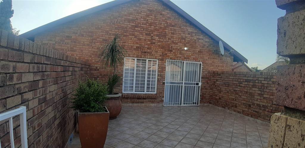 2 Bed Apartment in Highveld photo number 19