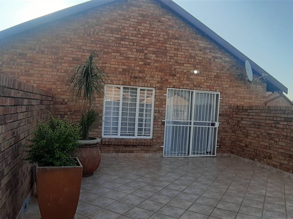 2 Bed Apartment in Highveld