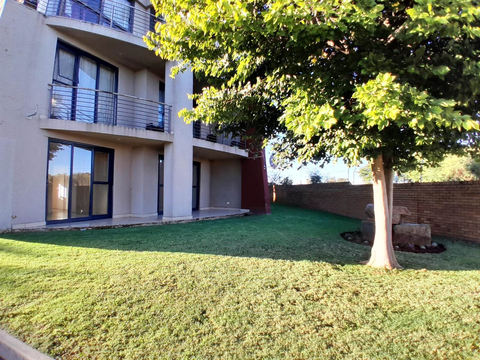 2 Bed Apartment in Rooihuiskraal North photo number 1