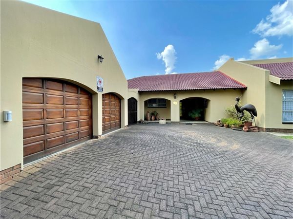 5 Bed House in Three Rivers East