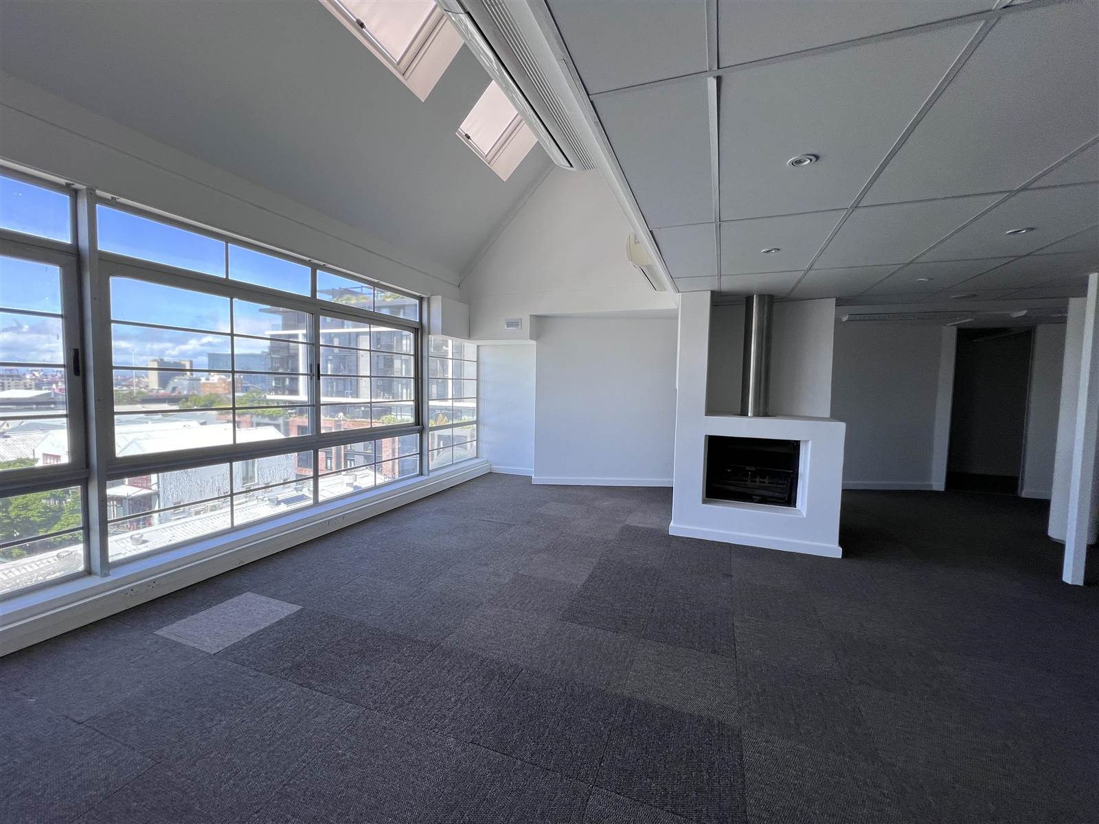 300  m² Commercial space in Green Point photo number 1