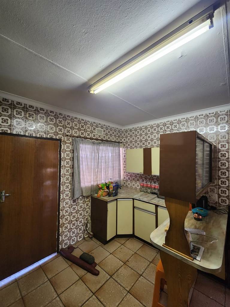 5 Bed House in Laudium photo number 2