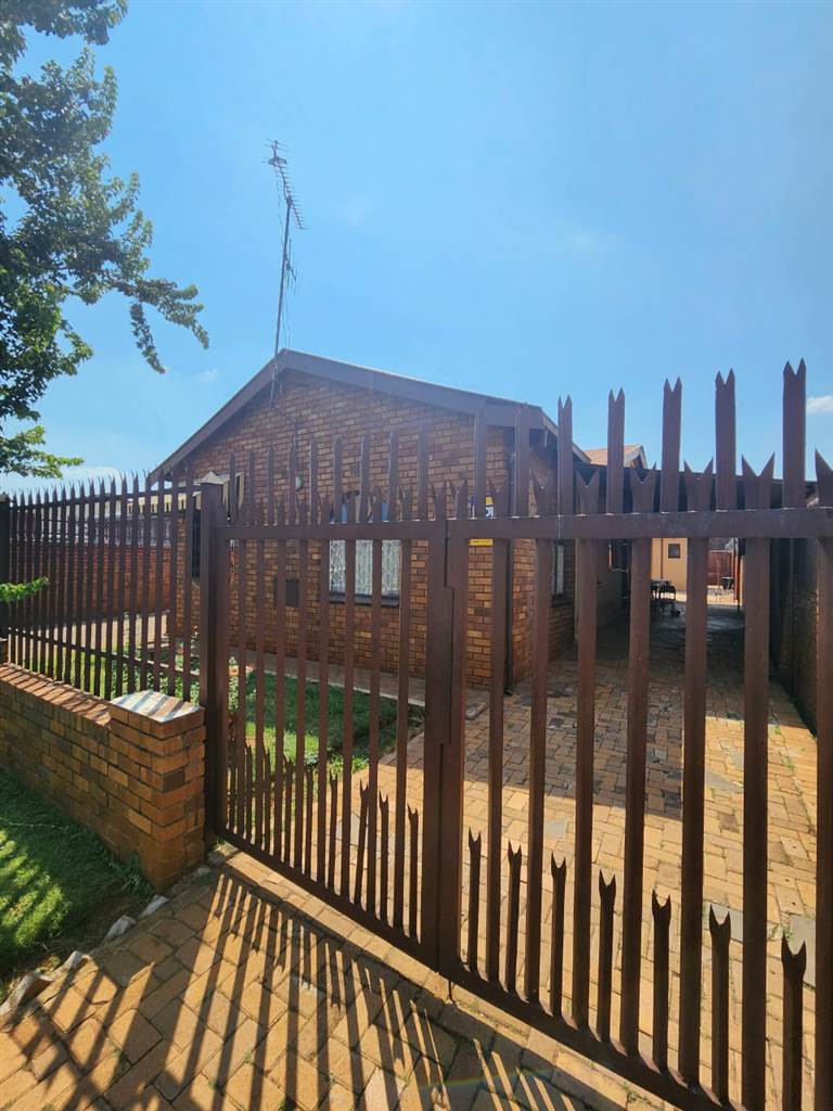 5 Bed House in Laudium photo number 3