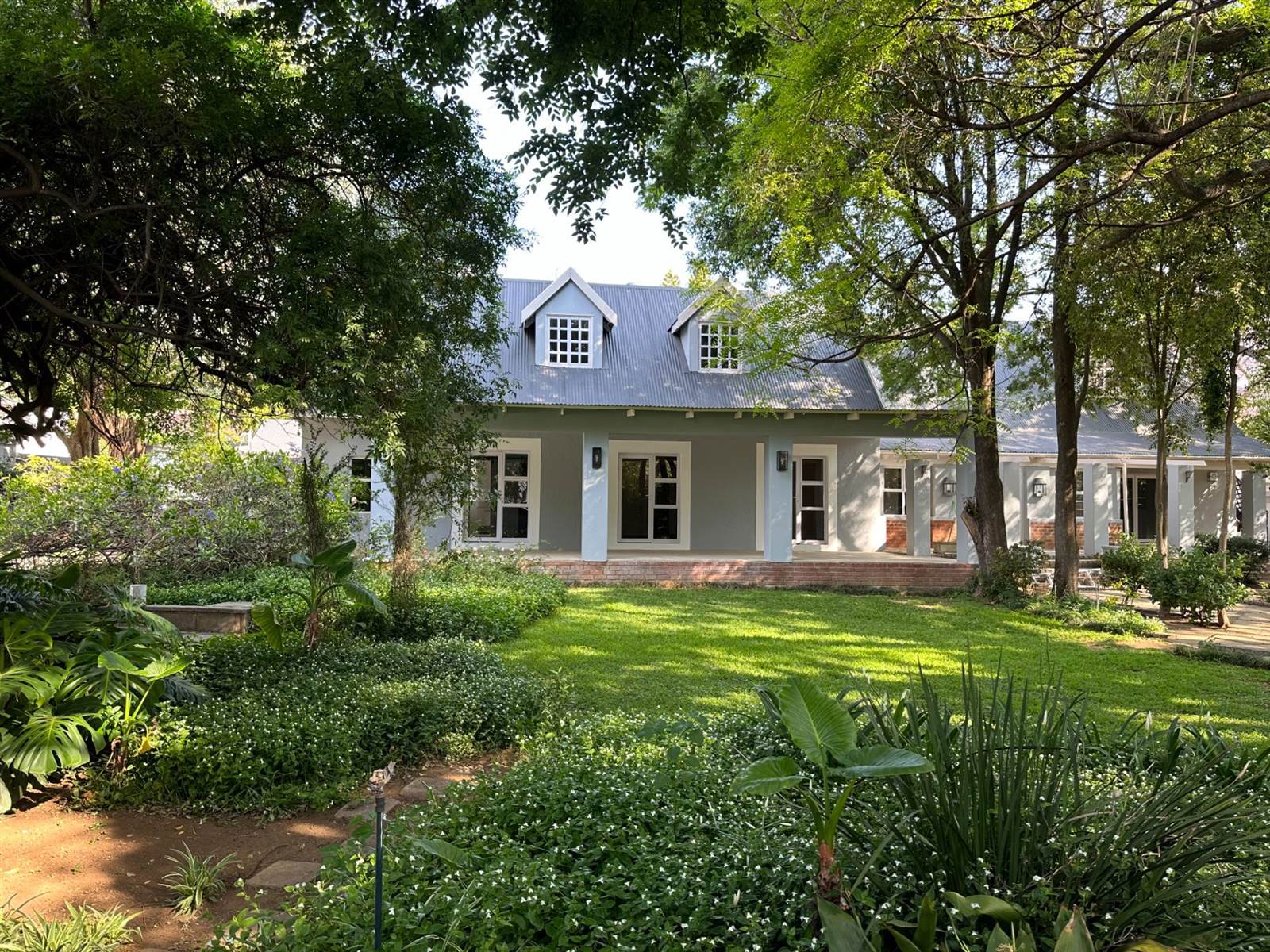 6 Bed House in Waterkloof photo number 1