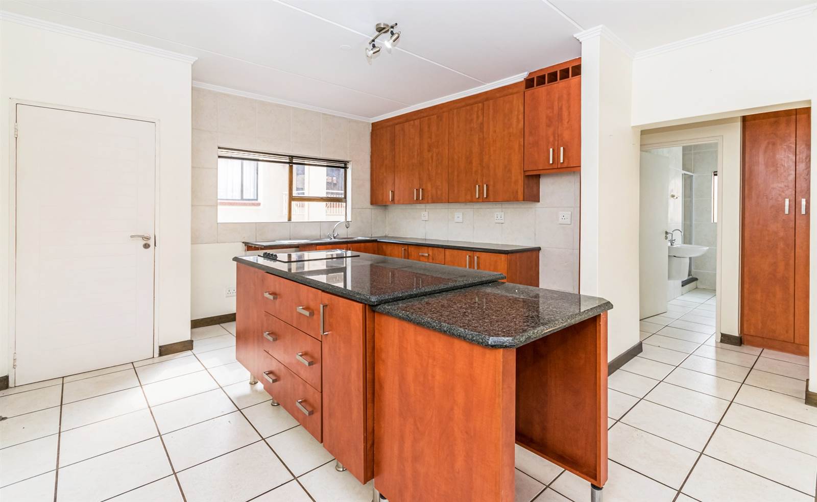 2 Bed Townhouse in Sunninghill photo number 7