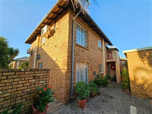 2 Bed Apartment in Rooihuiskraal North